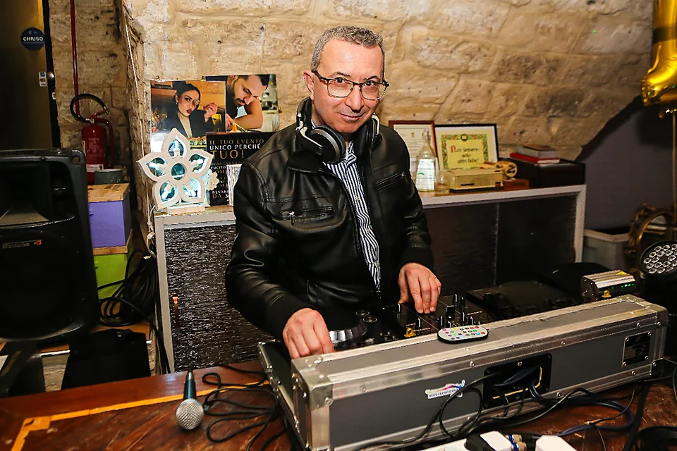 Il deejay alla console durante una serata