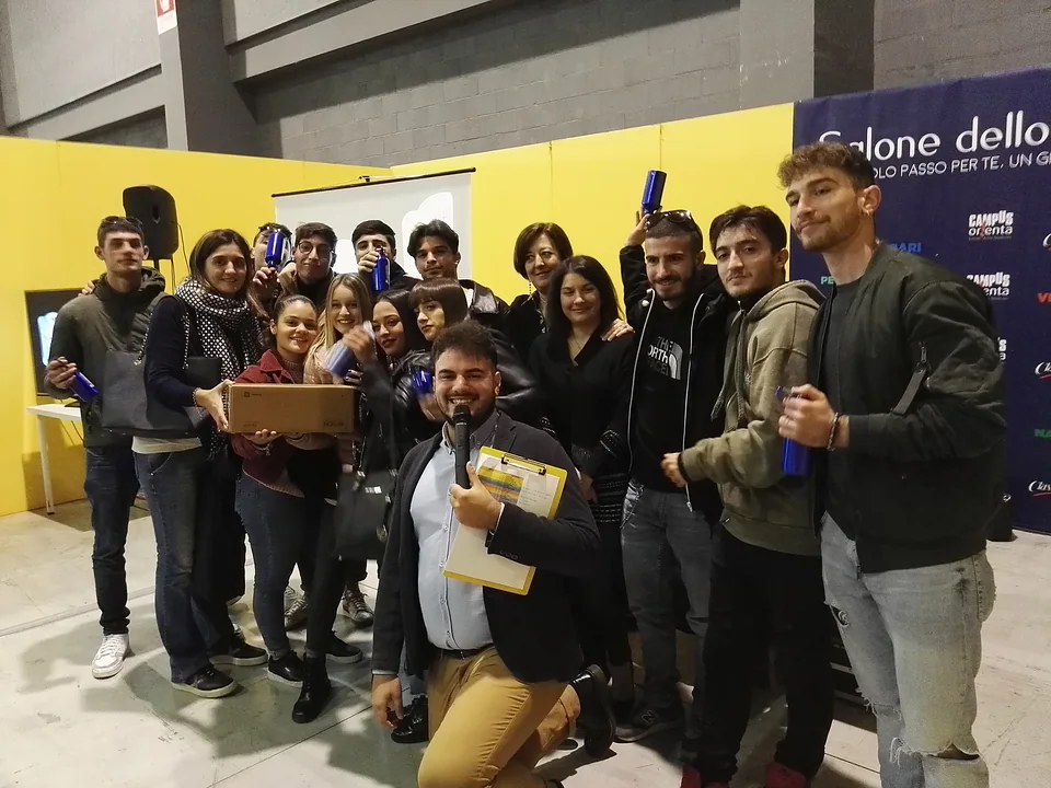 Foto di gruppo durante una premiazione a un evento aziendale
